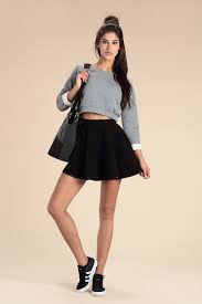 Accédez aux dernières tendances avec notre sélection pour femme, homme et enfant. Mini Jupe Patineuse Noire En Lainage Look 2 En Pied