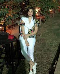 صور منى فاروق 2020 ويكيبيديا mona farouk الصفحة العربية white jeans fashion pants