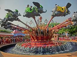 Zowel in het park als in de disneyvillage zijn er ontelbare shops waar je herinneringen kan kopen en er thuis van kan genieten. Dumbo The Flying Elephant Wikipedia