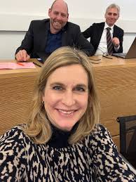 Die neue Grossrätin Severine Jegge mit den Grossräten Michael Notter und  Robert Weishaupt von der Die Mitte Aargau an der heutigen Grossratssitzung  im Kanton Aargau.