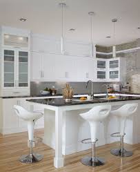 Une cuisine blanche et noire, c'est synonyme d'élégance intemporelle. Cuisine Contemporaine Blanche Les Armoires De Cuisine Et L Ilot Ont Ete Realises En Polyester De St Kitchen Remodel Plans Kitchen Remodel Contemporary Kitchen