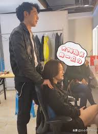 Jun 19, 2021 · 自從2018年憑藉清宮劇《延禧攻略》「富察皇后」一角翻紅後，她同不少年下男搭檔，收視口碑都不錯，好似早前播完的《理智派生活》中，秦嵐搭配98年出生的王鶴棣，兩人依然cp感十足，被網友大讚有「姊弟戀體質」。 點擊下圖睇秦嵐與各大年下男同框： + çŽ‹é¹¤æ££åœ¨è¯•è¡£é—´ç»™ç§¦å²šæŒ‰æ'© èŠ±å¼æ''ç³–æŒ‰åˆ°ç§¦å²šå«å‡ºå£°æ¥ å¤ªæ‹¼äº† Mpå¤´æ¡