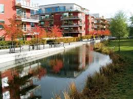 Njut av den vattennära kulturen i området som har utvecklats längs med flodbankarna till två härliga kanaler, hammarby sjö och sickla. Hammarby Sjostad Stockholm Sweden Urban Green Blue Grids Waterfront Design Green Cities Eco Friendly Architecture