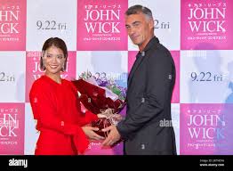 Uta Abe und Chad Stahelski bei der Premiere des Kinofilms John Wick:  Chapter 4