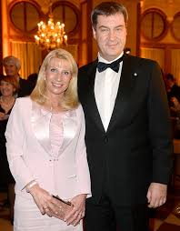 Riker wie er sich oft gern nennt ist ein deutscher politiker (csu) und rulinist. Markus Soder Simple Sexy Strong Was Bedeutet Das S Im Namen