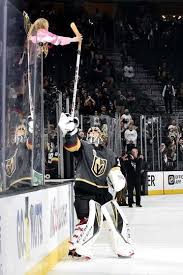 Ses coéquipiers l'ont toutefois supporté après la défaite des golden knights. Las Vegas Nv April 26 Marc Andre Fleury 29 Of The Vegas Golden Knights Gives A Stick To A Young Golden Knights Hockey Golden Knights Vegas Golden Knights