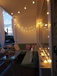 Balkon Beleuchtet Mit Lichterkette Schone Eckbank Als Sitzecke Als Deko Sonnenschutz Und Insektensch Wohnung Terrasse Dekoration Sitzecke Lichterkette Balkon