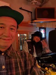 昨夜は、須田君からのお誘いで新年の挨拶がてら 浅草ミクロさんへお邪魔しました。 @asakusa_micro  須田君の4HDJ、7インチオンリーで選曲、鳴りもJBLのナイスサイズスピーカーで癒されました。 一人でお邪魔しましたが、オーナーのホーリーさん、  女将？のショウコさんが ...