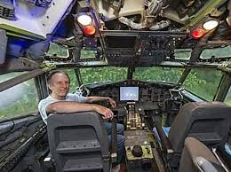 Galerie Un Homme Achete Un Vieil Avion Et Le Transforme En Maison Insolite Regarde A L Interieur Airplane House Different Types Of Houses Boeing 727