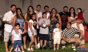 في المقابل، أكد ألفريدو مارتينز، الصحفي الشهير بإذاعة أوندا سيرو الإسبانية، أن ميسي وبرشلونة لم يتوصلا لاتفاق نهائي، ولكن المفاوضات تتقدم من مرحلة لأخرى. Ø£Ù†Ø§ ÙŠÙ…Ù†ÙŠ Ù…Ù‚Ø·Ø¹ ÙÙŠØ¯ÙŠÙˆ Ù„Ù€ Ø§Ø¨Ù† Ù…ÙŠØ³ÙŠ Ø£Ø«Ù†Ø§Ø¡ Ù„Ø¹Ø¨Ù‡ Ø¨Ø§Ù„ÙƒØ±Ø© ÙŠØ­ØµØ¯ Ù…Ù„Ø§ÙŠÙŠÙ† Ø§Ù„Ù…Ø´Ø§Ù‡Ø¯Ø§Øª