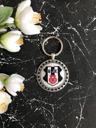 Beşiktaş amblem'indeki ilk beyaz cizgi 1'i; Besiktas Amblemi Islemeli Anahtarlik Oykuhandmade