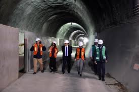 La ampliación de la línea 12 del metro capitalino, que contempla tres nuevas estaciones para conectar mixcoac con observatorio, tendrá un costo aproximadamente de 11,000 millones de pesos (mdp), 3,000 mdp más de lo que se había estimado originalmente: Amlo Y Claudia Sheinbaum Supervisan Las Obras De Ampliacion De Linea 12 Del Metro