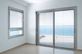 Le tende ombreggianti interne per finestre da tetto offrono un'efficace protezione dalla luce intensa dando un tocco di colore ai tuoi ambienti. Veneziane Interno Vetro Screenline Pellini Industrie Schermature Solari