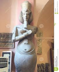 In alcune statue risalenti all'inizio del loro regno, akhenaton e la sua grande sposa reale nefertiti compaiono nelle vesti di shu e tefnut. Ursprungliche Statue Von Akhenaten Das Agyptische Museum In Kairo Redaktionelles Bild Bild Von Arme Holding 124595630