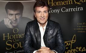 A viver um pesadelo, tony carreira tem encontrado na família e na namorada, ângela, o seu principal apoio para lidar com a perda de sara carreira. Tony Carreira Tem Nova Namorada Mulher Que Conquistou O Coracao Do Cantor Tem 38 Anos Nova Gente