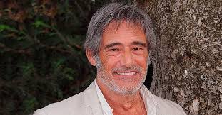 Avec la maturité, gérard lanvin, interprète de momon, le boss des lyonnais, d'olivier marchal, qu'il défend avec ardeur, a retrouvé le haut de l'affiche d'où il avait été écarté pendant une décennie. Gerard Lanvin Est Fier De Ses 2 Fils Decouvrez Manu Et Leo Qui Ont Suivi Un Parcours Musical