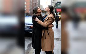 Law and order svu has been on for 20 years and in that time we have seen a lot of talented cast members come and go. Mariska Hargitay Jamie Gray Hyder Hug On Law Order Svu Set