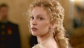 Farah zeynep, ilk profesyonel çalışmasını öyle bir geçer zaman ki adlı dizide gerçekleştirdi. Farah Zeynep Abdullah Kimdir Nereli Farah Zeynep Abdullah Sevgilisi Kim Takvim