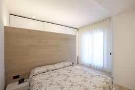 Una delle disposizioni più popolari alla ricerca di uno spazio per il guardaroba è quella dietro al letto, usando i mobili come elementi separatori, senza necessità di pareti in cartongesso. Cabina Armadio Aperta O Chiusa Fratelli Pellizzari