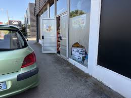 Photo Pontivy : le frein à main lâche la voiture s'encastre dans la vitrine du ...