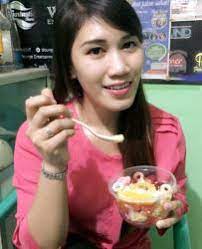 Berangkat dari usaha kosan sederhana, yola mulai menjajakan salad buah melalui media sosial di whatsapp dan instagram. Sasa Sukses Berkat Salad Sriwijaya Post