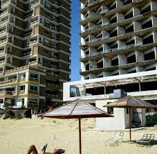 Just ask the officials ( north side) to call one for you as you cross, fare into famagusta should be no more than 40 tl ( £ 10 ) ,it's about a ten minute drive. Nordzypern Aus Einer Touristenhochburg Wurde Eine Geisterstadt Welt