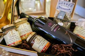 Les ouvrages axés sur les vins et leurs subtilités, les livres réservées aux accords mets et vins, les verres, les carafes à décanter… votre proche aura toute la panoplie du parfait œnophile. Idee Cadeaux De Noel Autour Du Vin Chateau Sainte Croix