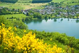 About 20,000 to 30,000 years ago they erupted: Vulkaneifel Pfad Maare Pfad 2 Tages Tour Schalkenmehren Gillenfeld