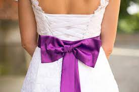 Ein ganz persönliches diy mit einem wachssiegel, einer feder und einem seidenband machen die einladung. Brautkleid Mit Schleife Das Romantischste Brautaccessoire