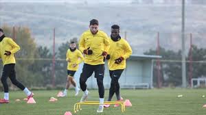Haftasında deplasmanda btcturk yeni malatyaspor ile karşılaşan fenerbahçe'nin teknik direktörü ersun yanal, ligde son oynadıkları kasımpaşa maçına göre ilk 11'inde 3 değişikliğe gitti. Yeni Malatyaspor Fenerbahce Macinin Hazirliklarina Basladi