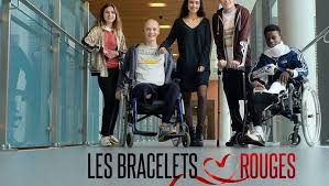 Thomas, clément, roxane, mehdi, sarah et côme, qui forment la bande des bracelets rouges, sont bien décidés à vivre à fond leur vie d'adolescent même si elle se déroule à l'hôpital. Saison 2 Sorti Du Brouillard