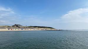 Zum kleinen haus gehören ein eigener strandkorb und liegestühle. Amrum Touristik