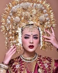 Ronce melati pada adat sunda bermakna kesucian dan kemurnian sang perempuan. Sanggar Liza Tata Rias Pengantin Padang Pesisir Facebook
