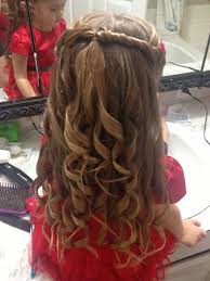 Ringlet Like Curls On A Long Brunette Hair With Joined Side Twists At The Top Worn By A Kids Hairstyles Wedding Hairstyles For Girls Toddler Hairstyles Girl