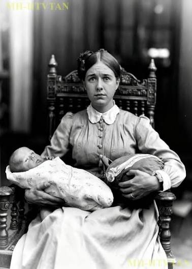 IN 1906, A DESPERATE MOTHER STOOD IN THE TRAIN STATION HOLDING HER BABY—BUT  WHEN THE CROWD SAW THE BLOODSTAINED LOCKET CLUTCHED IN THE CHILD'S TINY  HAND, EVERYONE FROZE, BECAUSE IT BELONGED