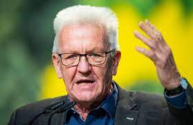 Novämber 2012 isch er fir ai johr zum bresidänt vum dytsche bundesrot gwehlt wore. Winfried Kretschmann Besonnen Durch Die Corona Krise