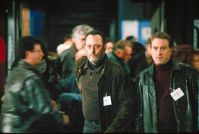 Cena do filme Ronin mostrando Robert De Niro e Jean Reno planejando uma operação