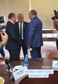 בעבר כיהן כשר הביטחון, שר הכלכלה, השר לשירותי דת, שר החינוך, השר לירושלים והתפוצות ויושב ראש מפלגת הבית היהודי. Ougnop8cfyjt8m