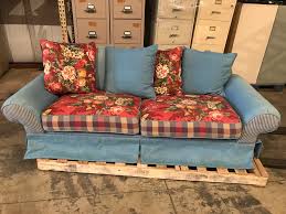 See more ideas about pillows, decorative pillows, throw pillows. Blue Floral Couch W 4 Throw Pillows Used Welter Storage