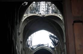 Sie zerbröselten die instrumente der schwarzmagier, dabei nicht umgehen könnend, gezielt brand zu legen, gezielt in dem sinne. Notre Dame In Paris Die Ansicht Der Kirche Vor Und Nach Dem Brand Panorama Stuttgarter Zeitung