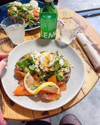 Avocado Toast Simple Mais Efficace Un Toast De L Avocat Du Saumon Fume œuf Poche Et De La Feta Lille Wallyscoffee Br In 2020 Food Avocado Caprese