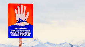 Achtung dachlawine schild / zur vorsicht raten/mahnen to advise caution. Vorsicht Vor Nassschneelawinen Bergwelt