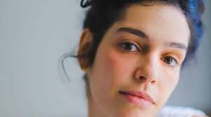 Maria Flor mostra seu bebê recém-nascido fazendo careta e surpreende