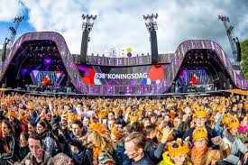 Speciaal voor de 538 koningsdag afterparty vlogen giel, thomas & stefan naar grote hoogte in een hijskraan. Dit Was 538 Koningsdag In Breda Foto Bndestem Nl