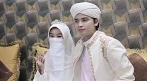 Alvin faiz, pria yang menjadi suaminya kini sedikit banyak mempengaruhinya untuk memeluk agama islam. Ini Profesi Larissa Chou Sebelum Menjadi Mualaf Showbiz Liputan6 Com