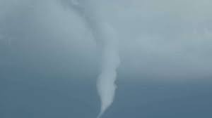 Tornados sind auch in deutschland kein seltenes wetterphänomen. Unwetter Tornado In Deutschland Dachteile Uber Mehrere 100 Meter Durch Die Luft Gewirbelt Welt