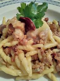 Funghi porcini, funghi secchi, creme ai funghi, salse, pasta e altre specialità con funghi. Trofie Con Porcini Secchi Salsiccia E Crema Di Formaggi Le Ricette Di Pantagruel
