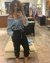 تعيش علياء بسيوني في منطقة مصر الجديدة، ولديها متجراً لبيع الأزياء النسائية المستوردة، واستطاعت أن تحقق شهرة. ÙÙ ÙÙ Ø¹ÙÙØ§Ø¡ Ø¨Ø³ÙÙÙÙ Ø®Ø·ÙØ¨Ø© Ø£Ø­ÙØ¯ Ø³Ø¹Ø¯ Ø§ÙØªÙ ÙØµÙØªÙ Ø¨Ù Ø³Ù Ø§ÙØ³ÙØ¯ Ø£ÙØ¨ÙÙ ÙÙ Ø§ÙÙÙ