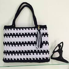 Bolsa Bicolor Em Fio De Malha Crochet Fiodemalha Trapillo Artesanato Artesanatobrasil Bolsadecroche Bag Tshirtyarn Crochet Tote Bag Bags Crochet Bag