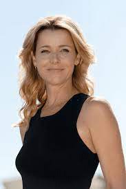 Cathy, très à l'aise, inverse les rôles et. Helene Et Les Garcons Laly Meignan Parle De Sa Relation Avec Helene Rolles